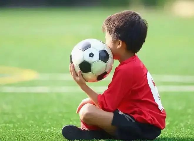 踢足球规则基本注意要点_踢足球注意的基本规则_踢足球规则基本注意事项