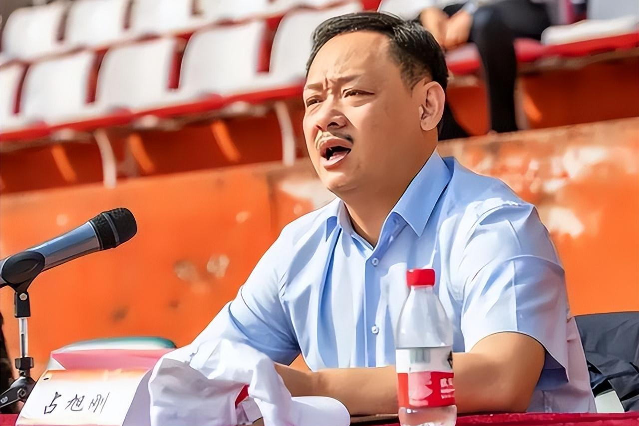 退役举重冠军工作后是什么职位_举重冠军退役后工作是什么_举重冠军退役后的生活