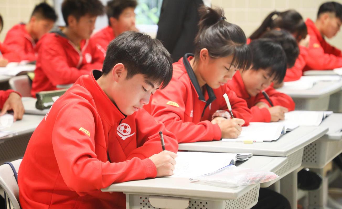 恒大足球学校女子足球队_恒大足球学校孩子的现状如何_恒大足球学校女足冠军少儿