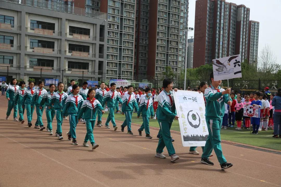 小学足球比赛规则简洁_足球规则小学生_小学生足球规则小常识视频